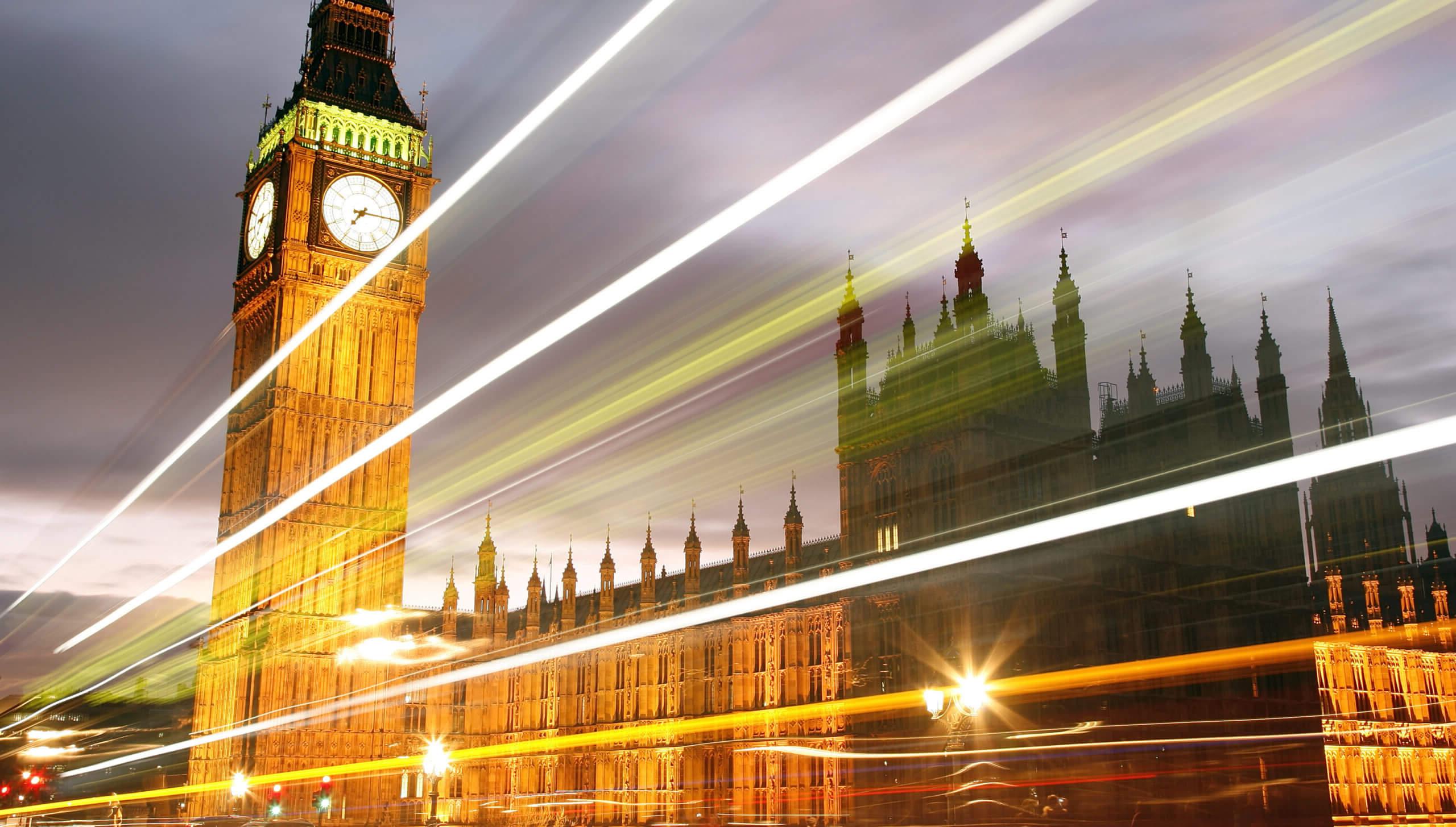 英国议会大厦和大本钟，黄昏时分的镜头光晕